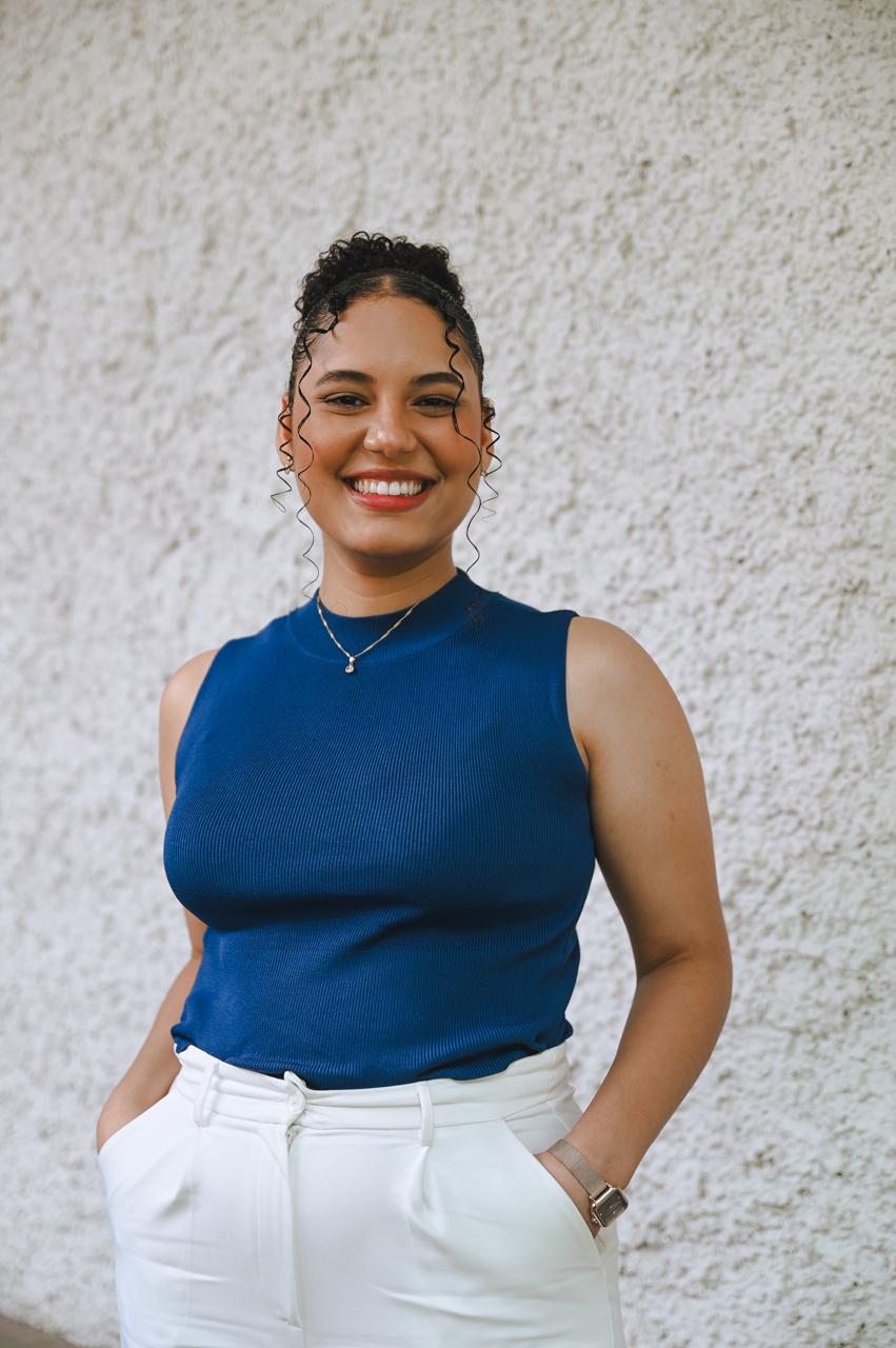 Nathalia Pereira Dias, psicóloga, sorrindo em retrato profissional