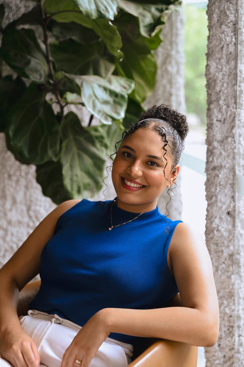 Nathalia Pereira Dias, psicóloga, em retrato profissional sorrindo