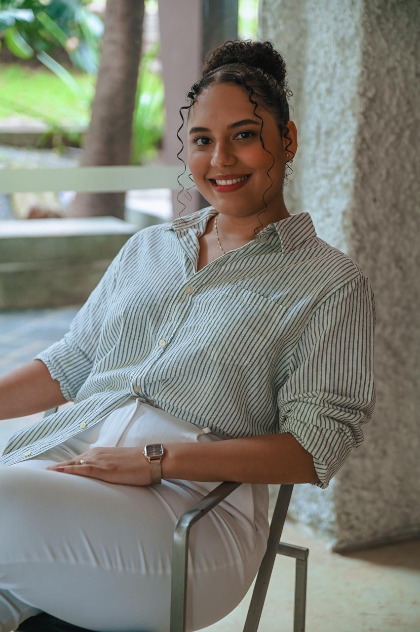 Nathalia Pereira Dias em seu espaço de trabalho, em postura atenta